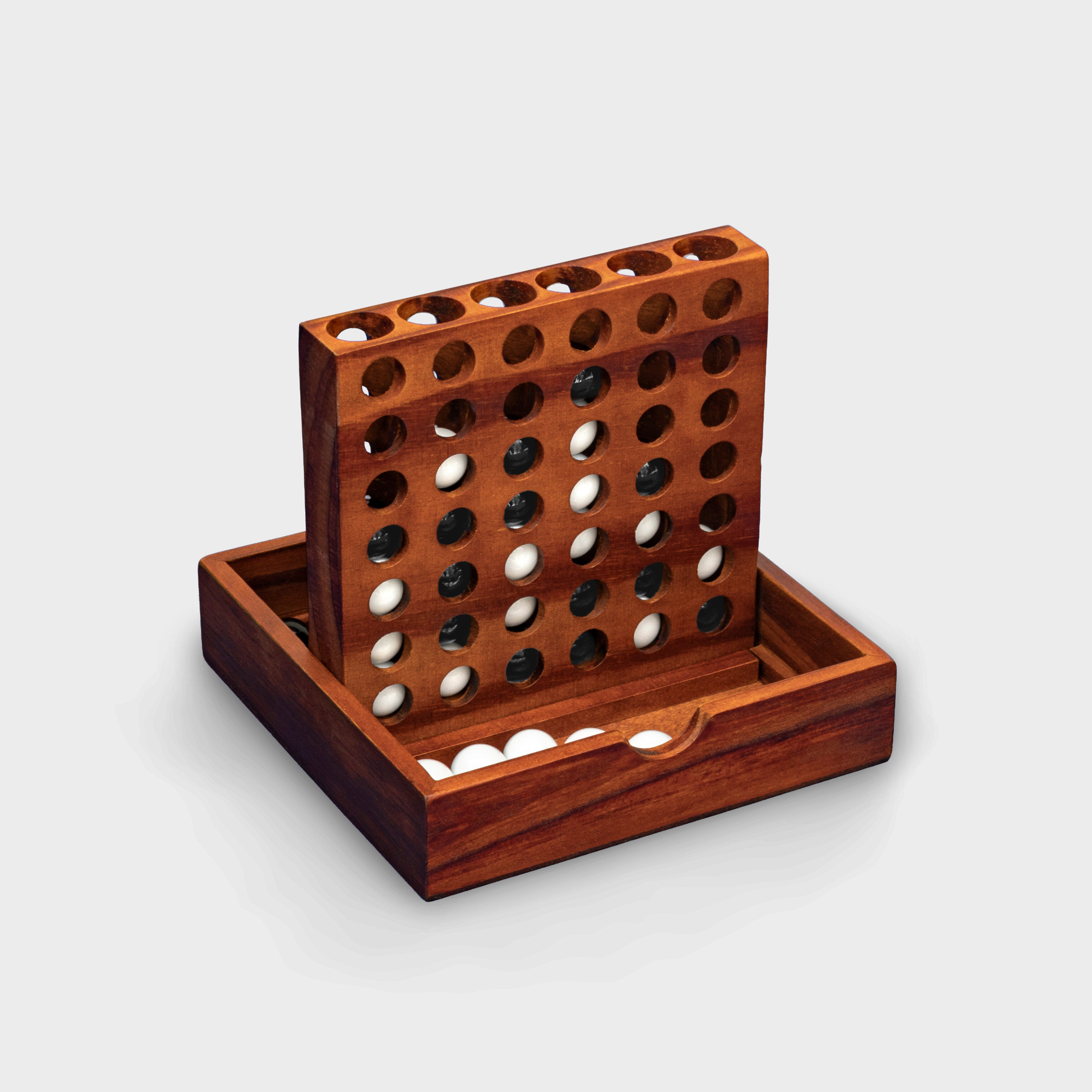 Vier gewinnt! aus Holz und mit Glasmurmeln