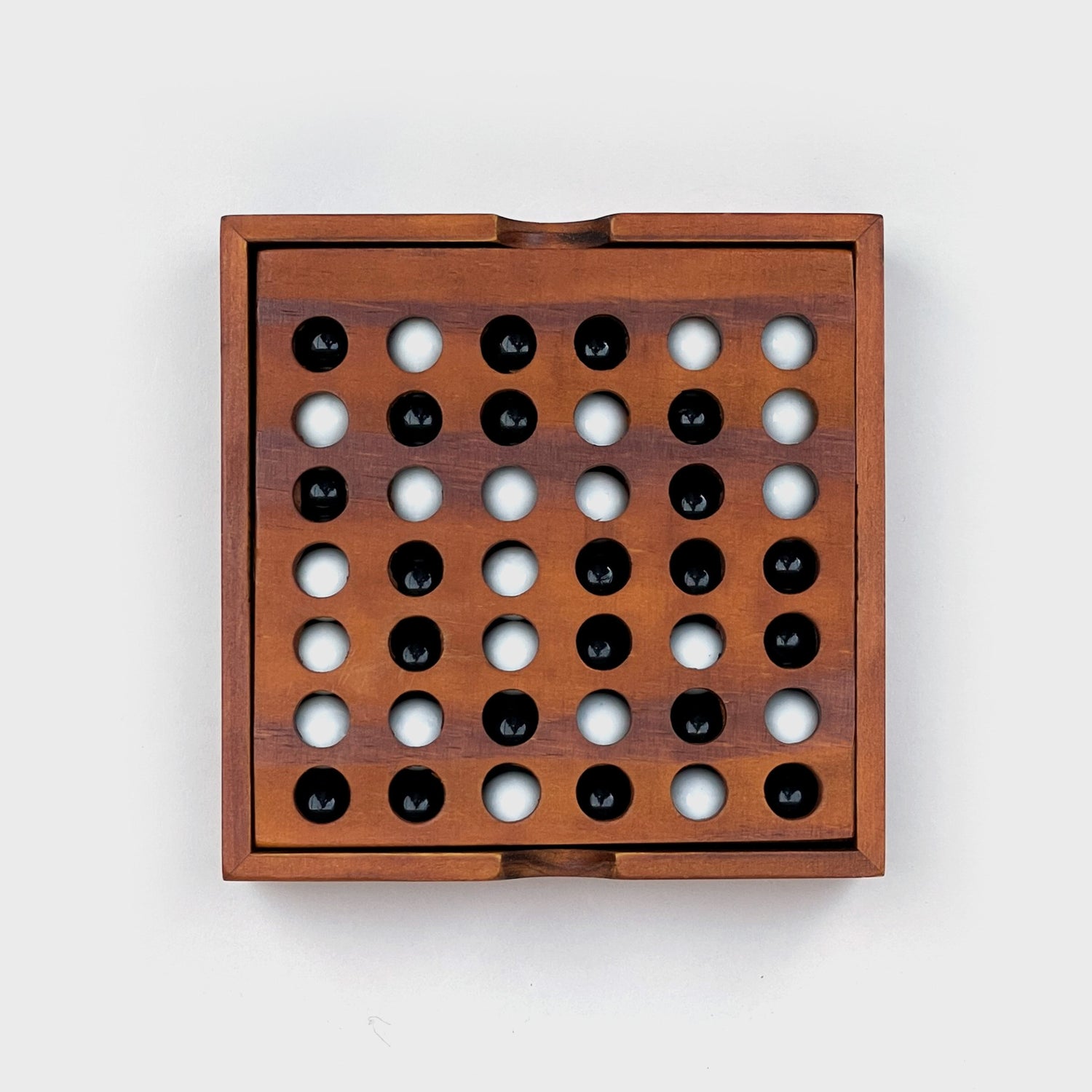 Vier gewinnt! aus Holz und mit Glasmurmeln