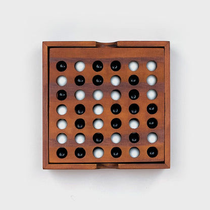 Vier gewinnt! aus Holz und mit Glasmurmeln