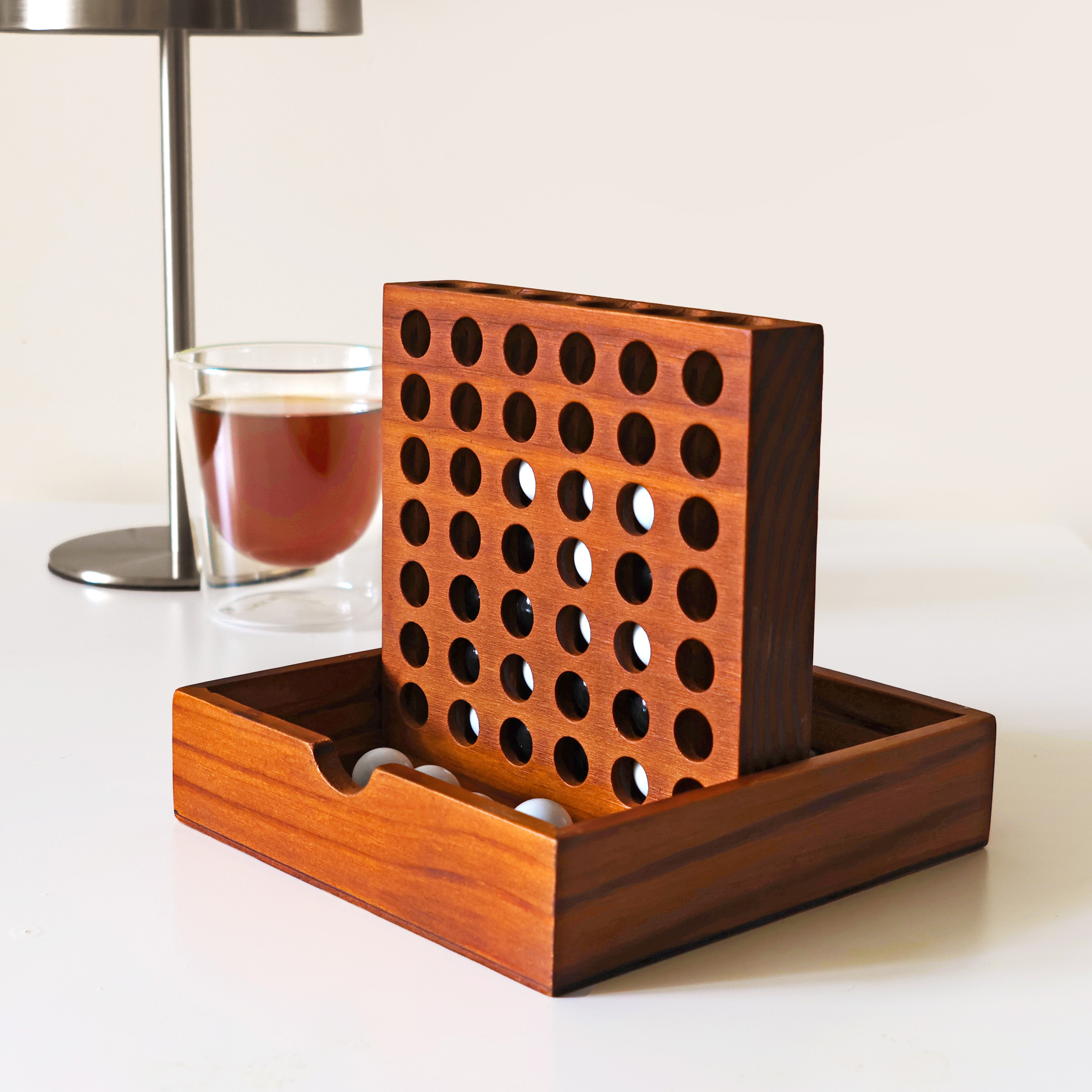 Vier gewinnt! aus Holz und mit Glasmurmeln