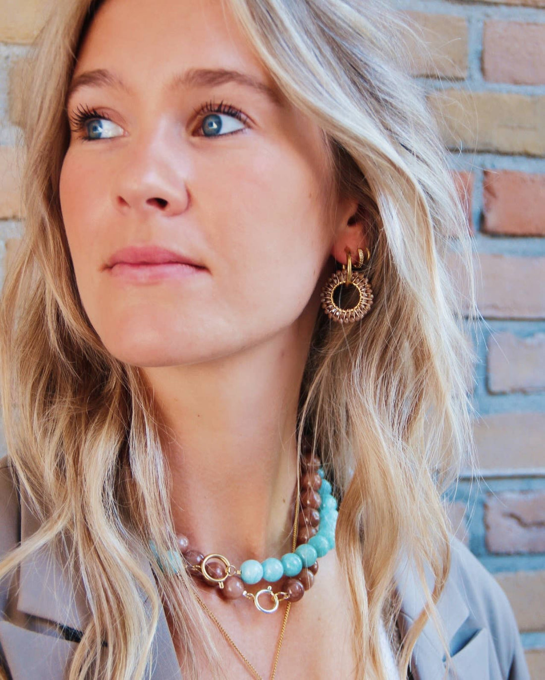 Ohrring mit rundem facettiertem Anhänger – Mokka