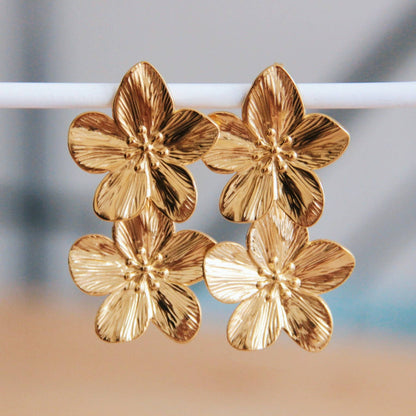 Bazou Statement-Ohrringe aus Edelstahl mit zwei goldfarbenen Blumen