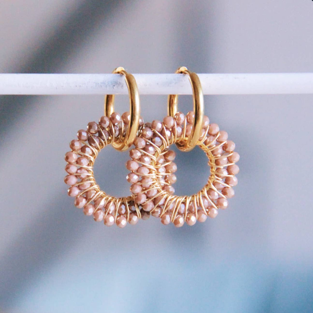 Ohrring mit rundem facettiertem Anhänger – Mokka