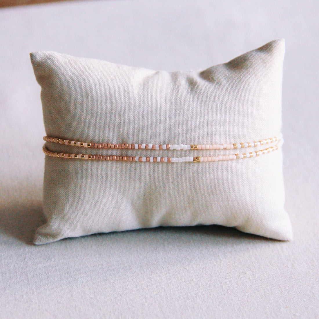 Doppeltes Miyuki-Armband – Nude/Weiß/Taupe