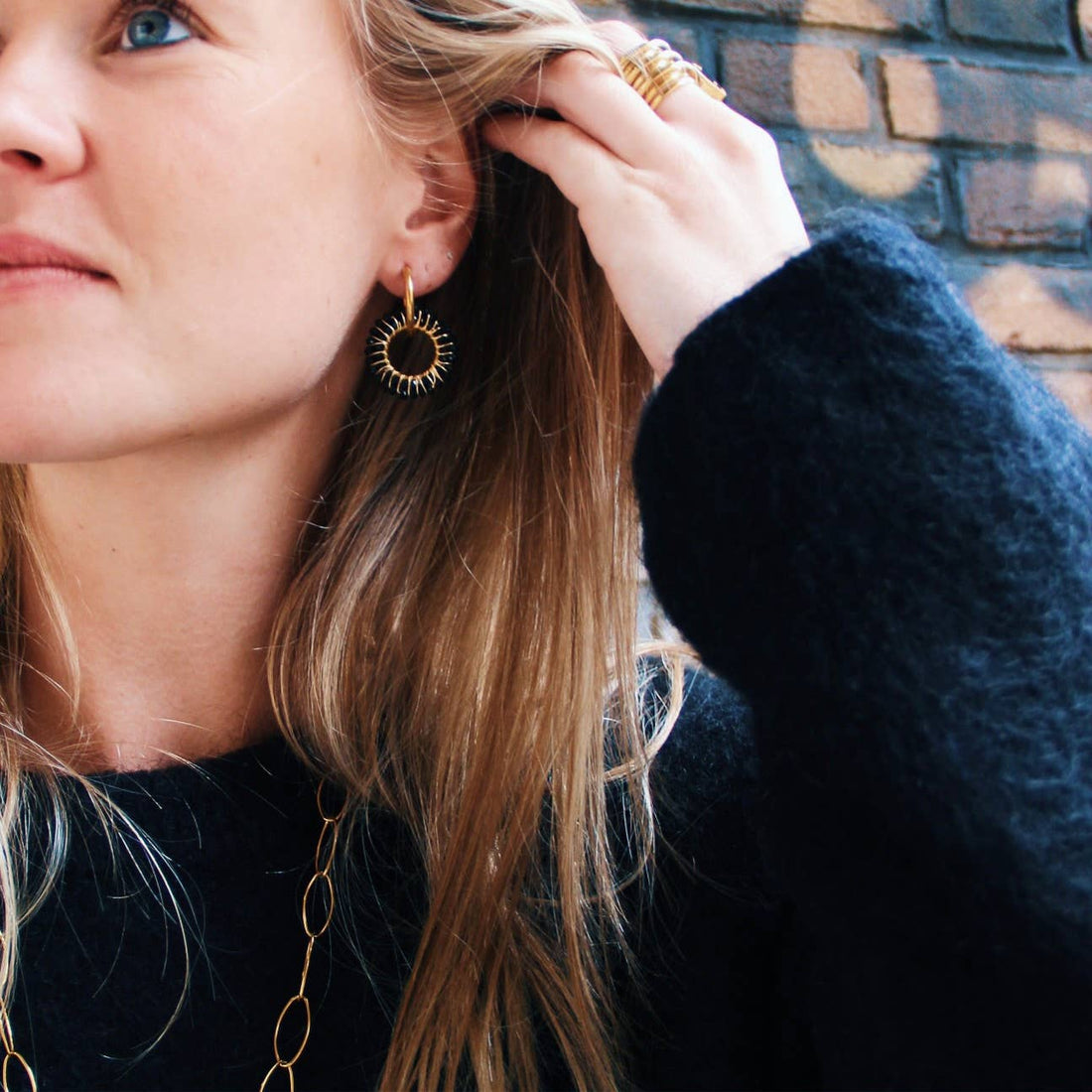 Edelstahl-Ohrring mit rundem Facettenanhänger - schwarz/gold