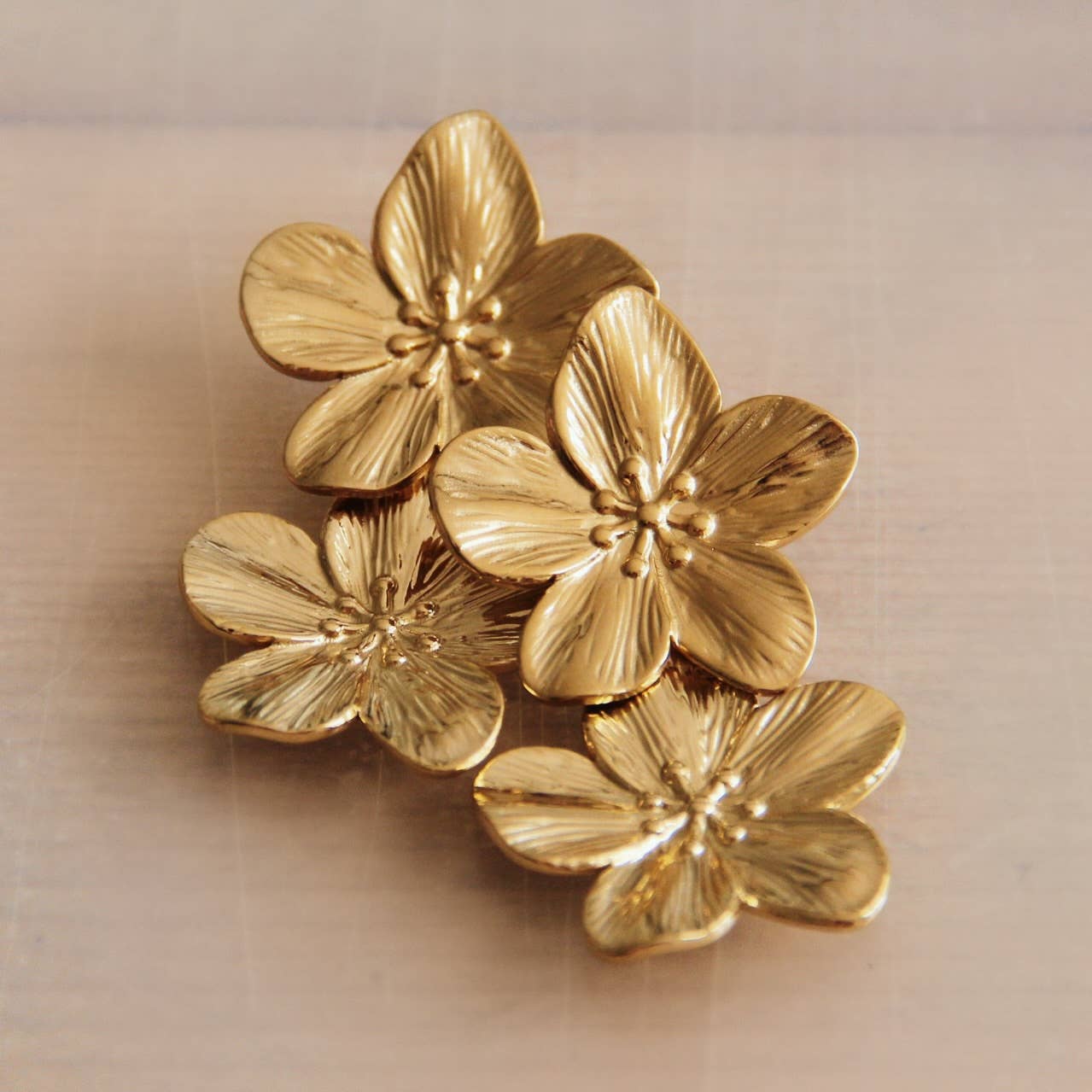 Bazou Statement-Ohrringe aus Edelstahl mit zwei goldfarbenen Blumen