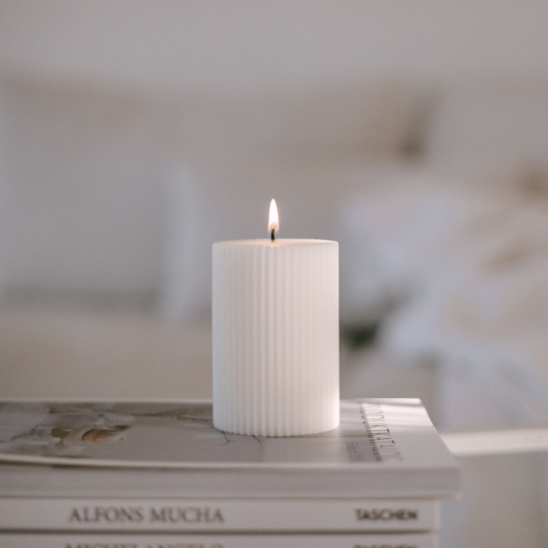 Blockkerze mit Rillen - weiß