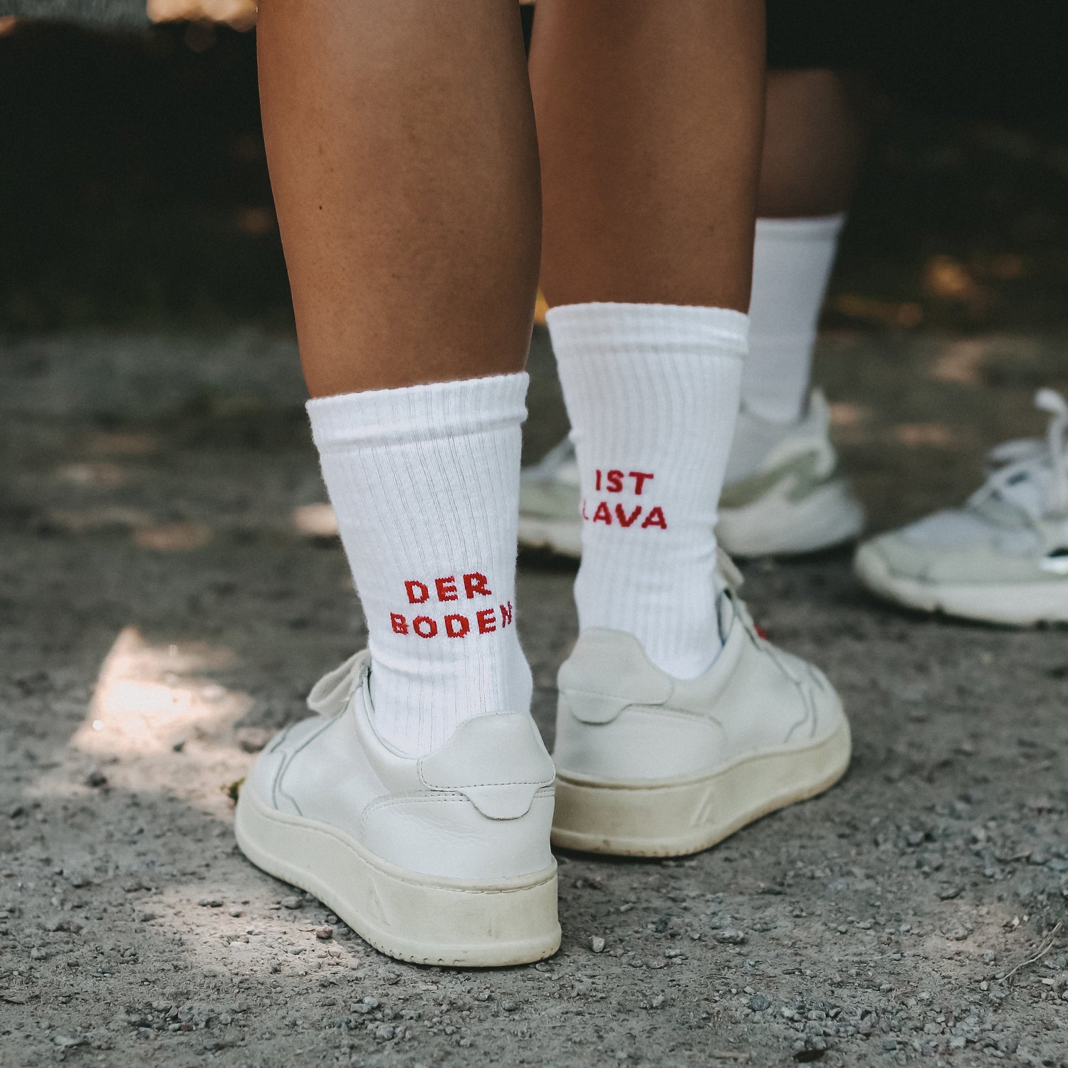 Socken weiß - der Boden ist Lava