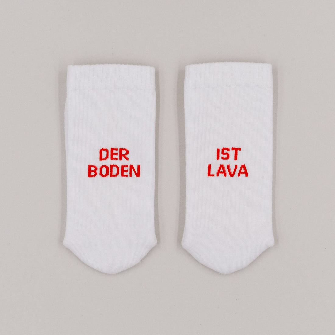 Socken weiß - der Boden ist Lava