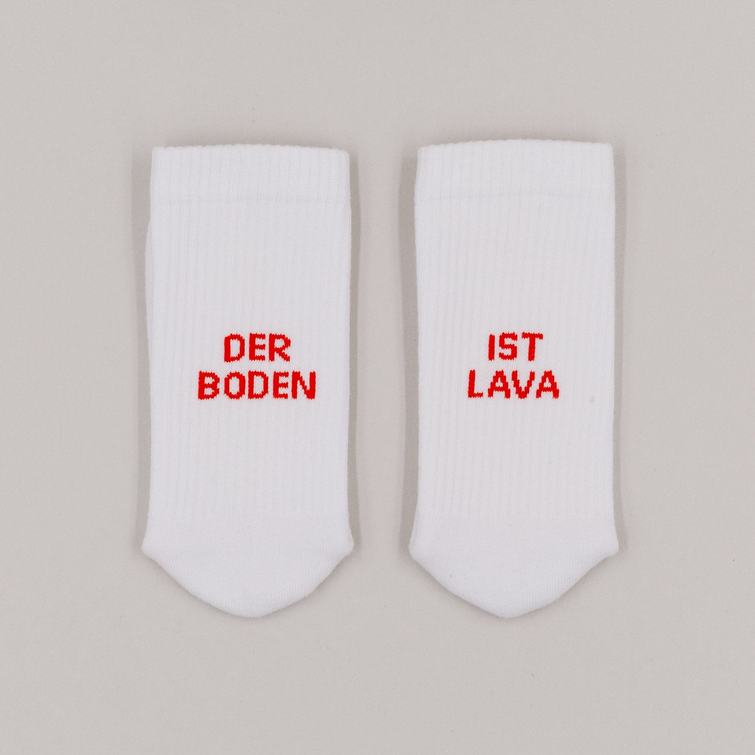 Socken weiß - der Boden ist Lava