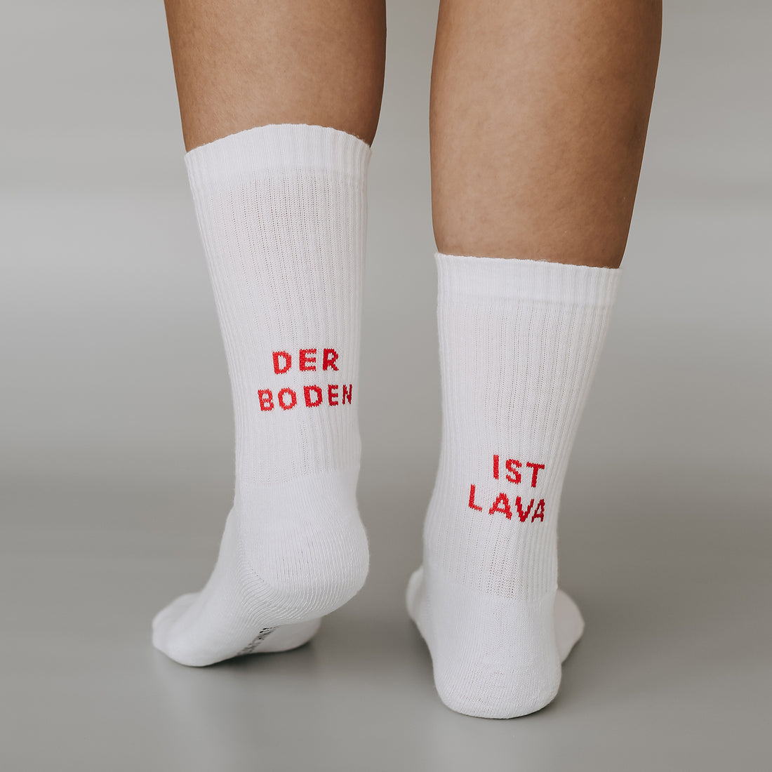 Socken weiß - der Boden ist Lava