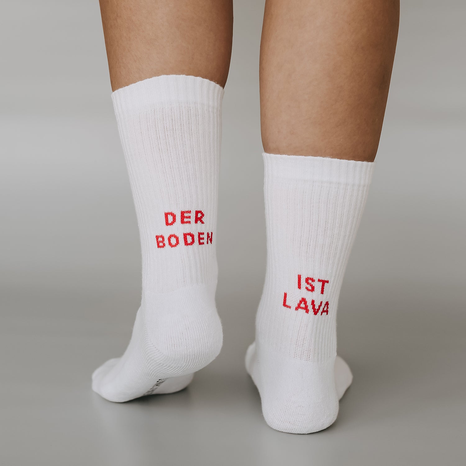 Socken weiß - der Boden ist Lava